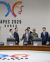 안규백 국방부장관은 10월 24일(금), 2025 APEC 정상회의 경호·경비작전 임무를 수행 중인 경호안전종합상황실과 군 작전본부를 찾아 작전 현황을 확인하고, 장병들을 격려했습니다.