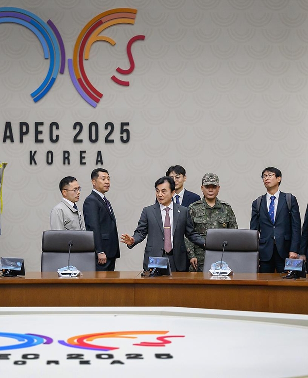 안규백 국방부장관은 10월 24일(금), 2025 APEC 정상회의 경호·경비작전 임무를 수행 중인 경호안전종합상황실과 군 작전본부를 찾아 작전 현황을 확인하고, 장병들을 격려했습니다.