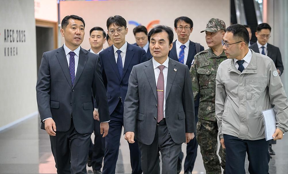 안규백 국방부장관은 10월 24일(금), 2025 APEC 정상회의 경호·경비작전 임무를 수행 중인 경호안전종합상황실과 군 작전본부를 찾아 작전 현황을 확인하고, 장병들을 격려했습니다.