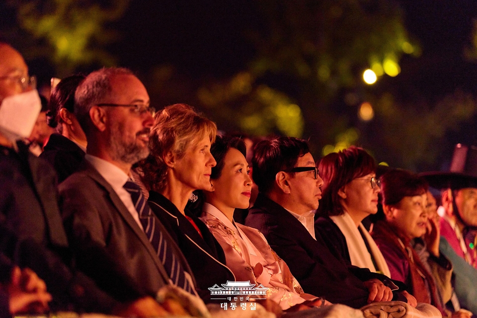 김혜경 여사가 29일 오후 경북 경주 교동 월정교 특설무대에서 열린 'APEC 정상회의 한복패션쇼'에 참석해 있다.