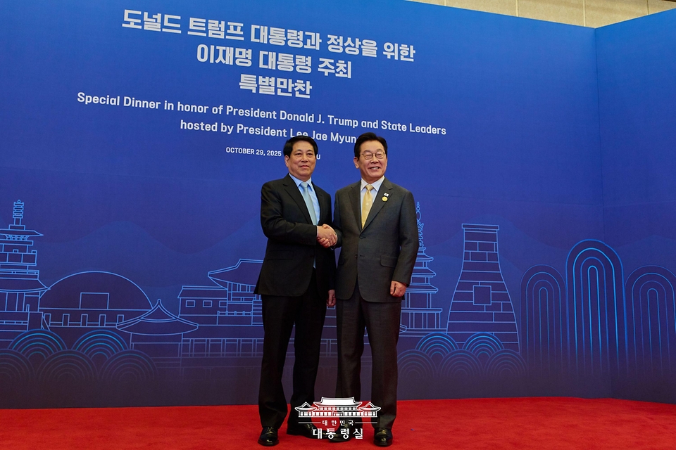 이재명 대통령이 29일 경북 경주 힐튼호텔 그랜드볼룸에서 열린 대통령 주최 정상 특별만찬에서 르엉 끄엉 베트남 국가주석을 영접하고 있다.