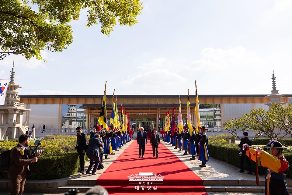 이재명 대통령과 도널드 트럼프 미국 대통령이 29일 경북 경주박물관에서 정상회담장으로 이동하고 있다.