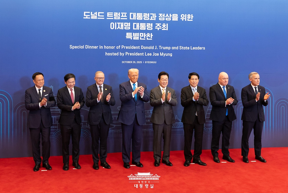 이재명 대통령이 29일 경북 경주 힐튼호텔 그랜드볼룸에서 열린 대통령 주최 정상 특별만찬에 앞서 각국 정상들과 기념촬영을 하고 있다.