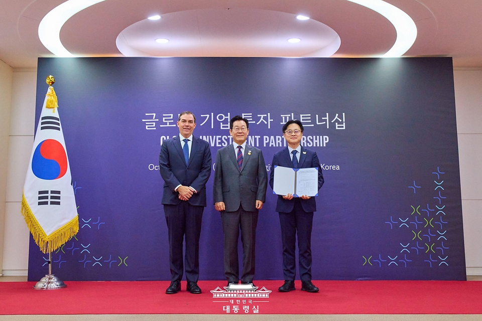 이재명 대통령이 29일 경북 경주예술의전당에서 열린 글로벌 기업 투자 파트너십 투자협약식에서 맷 가먼 아마존웹서비스(AWS) CEO와 김정관 산업통상부 장관과 함께 기념촬영을 하고 있다.