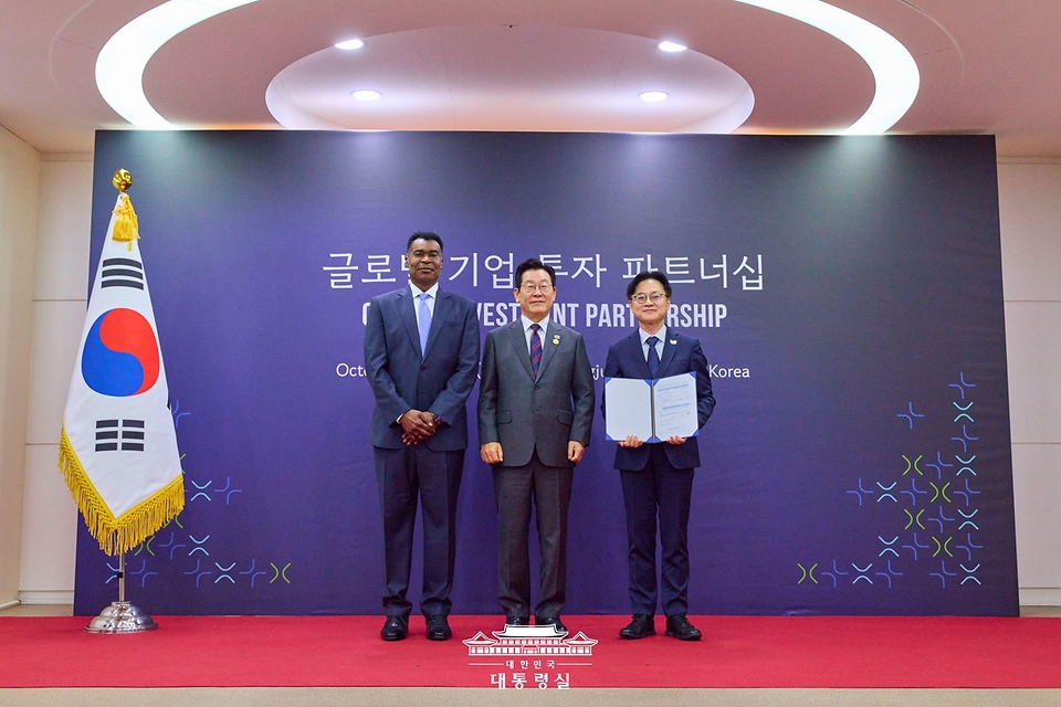 이재명 대통령이 29일 경북 경주예술의전당에서 열린 글로벌 기업 투자 파트너십 투자협약식에서 반 홀 코닝 한국 총괄사장과 김정관 산업통상부 장관과 함께 기념촬영을 하고 있다. 