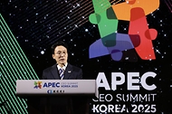 김민석 국무총리가 28일 경주 화랑마을 어울마당에서 열린 '2025 APEC CEO 서밋'의 첫 번째 공식 행사인 환영만찬에 참석, 축사를 하고 있다.