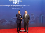 이재명 대통령이 29일 경북 경주 힐튼호텔 그랜드볼룸에서 열린 대통령 주최 정상 특별만찬에서 아누틴 찬위라꾼 태국 총리를 영접하고 있다.