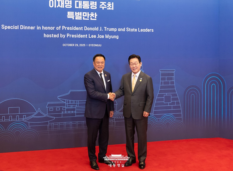 이재명 대통령이 29일 경북 경주 힐튼호텔 그랜드볼룸에서 열린 대통령 주최 정상 특별만찬에서 아누틴 찬위라꾼 태국 총리를 영접하고 있다.