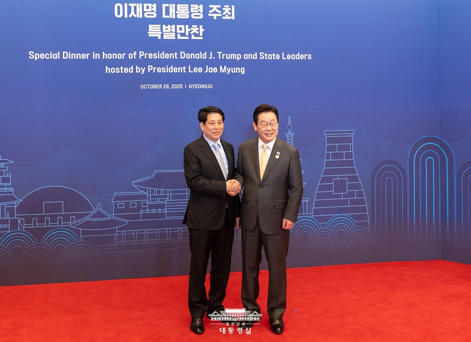 이재명 대통령이 29일 경북 경주 힐튼호텔 그랜드볼룸에서 열린 대통령 주최 정상 특별만찬에서 르엉 끄엉 베트남 국가주석을 영접하고 있다.