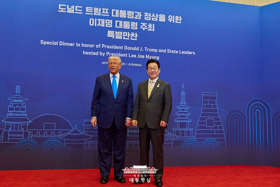 이재명 대통령이 29일 경북 경주 힐튼호텔 그랜드볼룸에서 열린 대통령 주최 정상 특별만찬에서 도널드 트럼프 미국 대통령을 영접하고 있다.