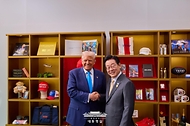 이재명 대통령과 도널드 트럼프 미국 대통령이 29일 경북 경주박물관에서 정상회담에 앞서 트럼프 굿즈 전시품을 관람한 후 기념촬영을 하고 있다.