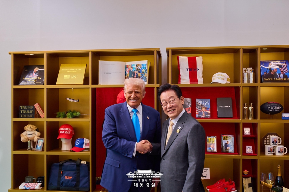 이재명 대통령과 도널드 트럼프 미국 대통령이 29일 경북 경주박물관에서 정상회담에 앞서 트럼프 굿즈 전시품을 관람한 후 기념촬영을 하고 있다.