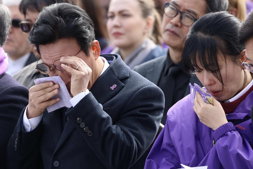 김민석 국무총리가 29일 광화문광장에서 열린 10.29 이태원참서 3주기 기억식에서 추모 묵념하고 있다.