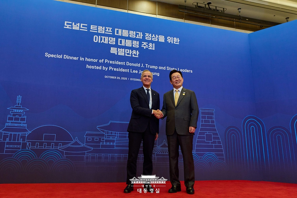 이재명 대통령이 29일 경북 경주 힐튼호텔 그랜드볼룸에서 열린 대통령 주최 정상 특별만찬에서 마크 카니 캐나다 총리를 영접하고 있다.