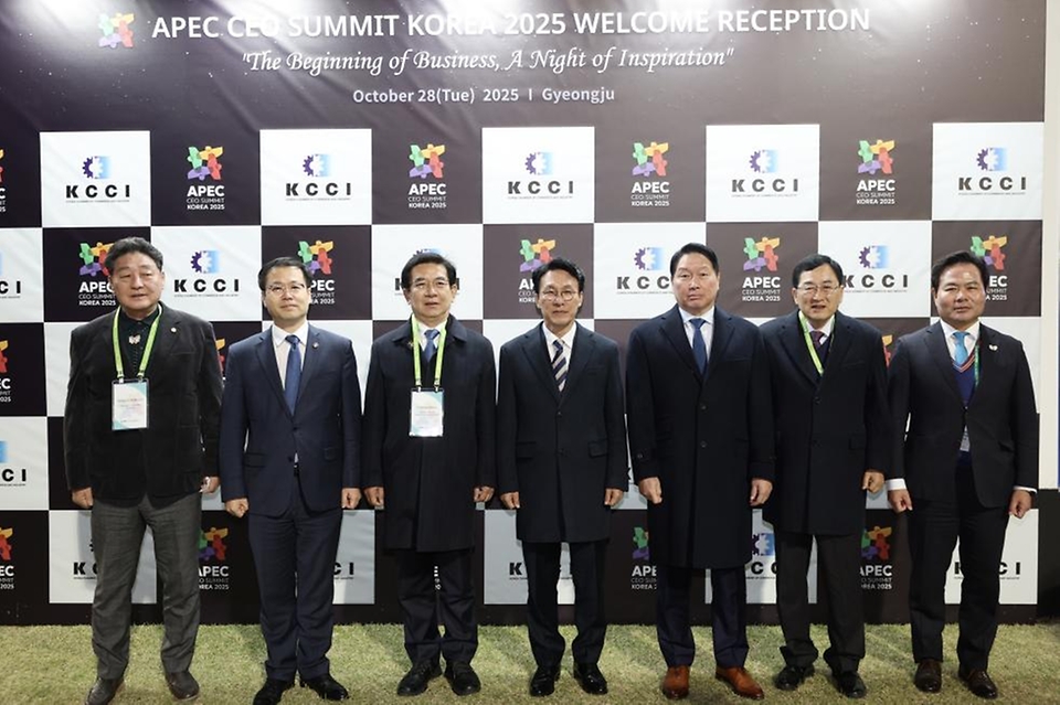 김민석 국무총리가 28일 경주 화랑마을 어울마당에서 열린 '2025 APEC CEO 서밋'의 첫 번째 공식 행사인 환영만찬에 참석, 축사를 하고 있다.