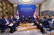 이재명 대통령과 마크 카니 캐나다 총리가 30일 경북 경주의 한 호텔에서 열린 한-캐나다 정상회담을 하고 있다.