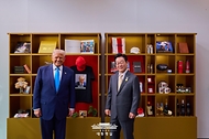 이재명 대통령과 도널드 트럼프 미국 대통령이 29일 경북 경주박물관에서 정상회담에 앞서 트럼프 굿즈 전시품을 관람한 후 기념촬영을 하고 있다.