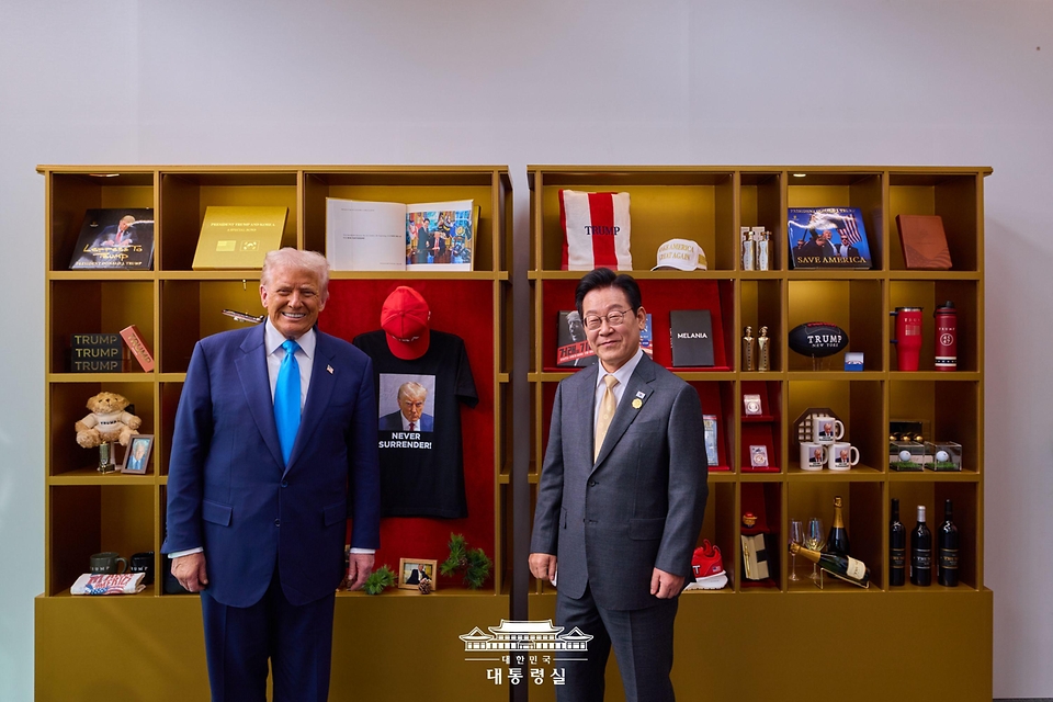 이재명 대통령과 도널드 트럼프 미국 대통령이 29일 경북 경주박물관에서 정상회담에 앞서 트럼프 굿즈 전시품을 관람한 후 기념촬영을 하고 있다.