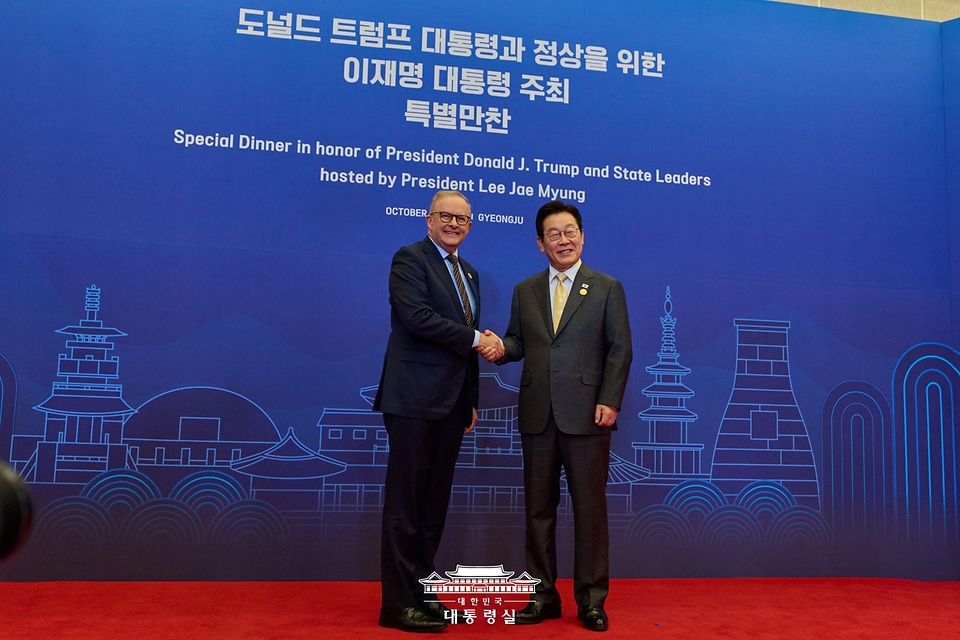 이재명 대통령이 29일 경북 경주 힐튼호텔 그랜드볼룸에서 열린 대통령 주최 정상 특별만찬에서 앤서니 앨버니지 호주 총리를 영접하고 있다.