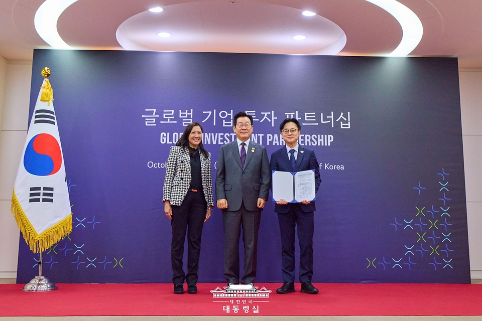 이재명 대통령이 29일 경북 경주예술의전당에서 열린 글로벌 기업 투자 파트너십 투자협약식에서 뷔 트란 지멘스 헬시니어스 아태지역 CEO와 김정관 산업통상부 장관과 함께 기념촬영을 하고 있다.