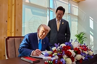 도널드 트럼프 미국 대통령이 29일 경북 경주박물관에서 열린 한미 정상회담에 앞서 방명록을 작성하고 있다. 