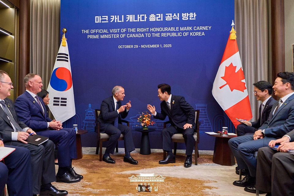 이재명 대통령과 마크 카니 캐나다 총리가 30일 경북 경주의 한 호텔에서 열린 한-캐나다 정상회담을 하고 있다.