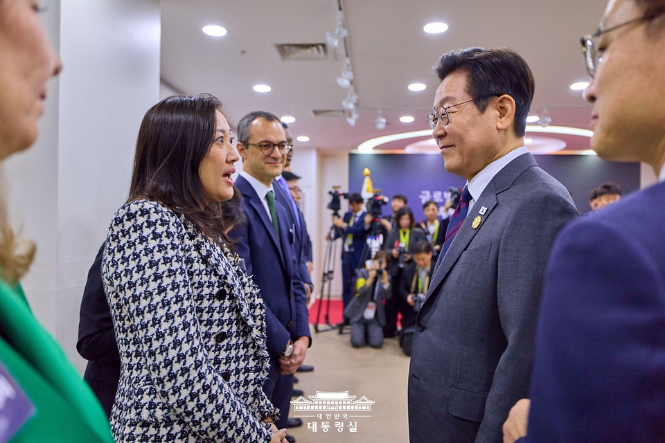 이재명 대통령이 29일 경북 경주 예술의전당에서 열린 글로벌 기업 투자 파트너십 투자협약식에서 뷔 트란 지멘스 헬시니어스 아태지역 CEO와 대화하고 있다. 
