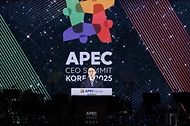 김민석 국무총리가 28일 경주 화랑마을 어울마당에서 열린 '2025 APEC CEO 서밋'의 첫 번째 공식 행사인 환영만찬에 참석, 축사를 하고 있다.