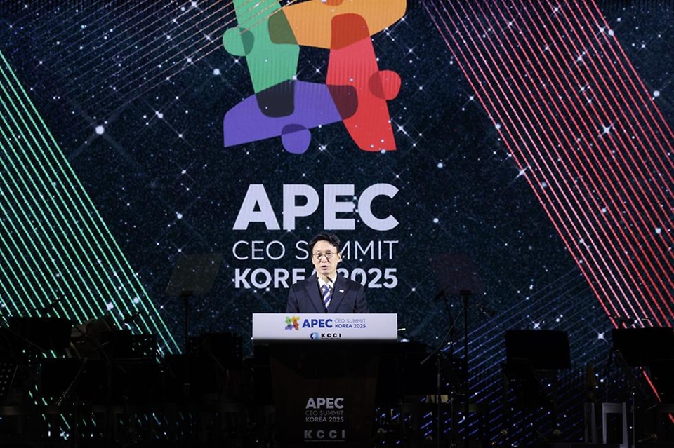김민석 국무총리가 28일 경주 화랑마을 어울마당에서 열린 '2025 APEC CEO 서밋'의 첫 번째 공식 행사인 환영만찬에 참석, 축사를 하고 있다.
