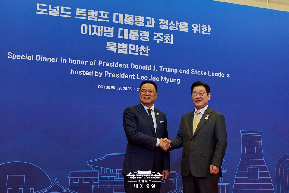 이재명 대통령이 29일 경북 경주 힐튼호텔 그랜드볼룸에서 열린 대통령 주최 정상 특별만찬에서 아누틴 찬위라꾼 태국 총리를 영접하고 있다.