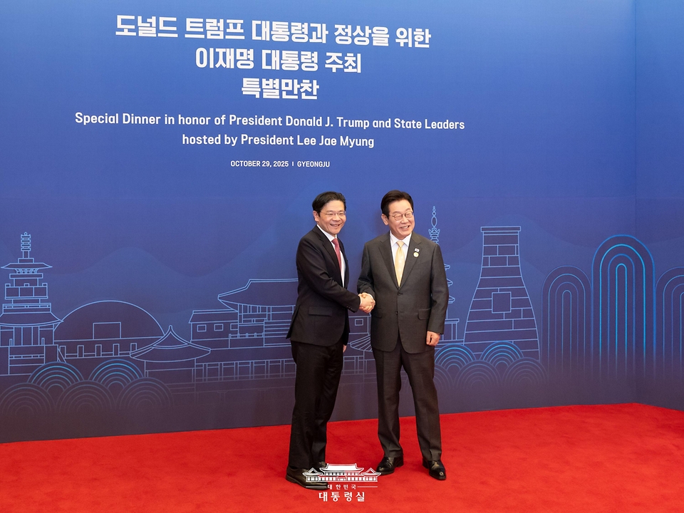 이재명 대통령이 29일 경북 경주 힐튼호텔 그랜드볼룸에서 열린 대통령 주최 정상 특별만찬에서 로런스 웡 싱가포르 총리를 영접하고 있다.