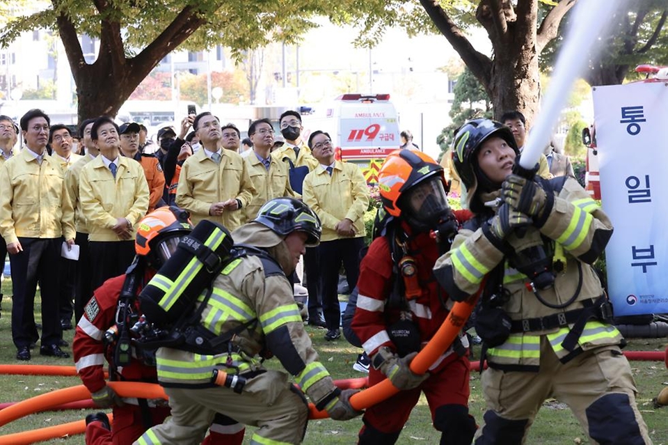 김민석 국무총리가 29일 세종대로 정부서울청사에서 열린 화재 대피 민방위 훈련에서 화재 진압, 심폐소생술 등 훈련을 체험하고 있다.
