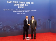 이재명 대통령이 29일 경북 경주 힐튼호텔 그랜드볼룸에서 열린 대통령 주최 정상 특별만찬에서 마크 카니 캐나다 총리를 영접하고 있다.