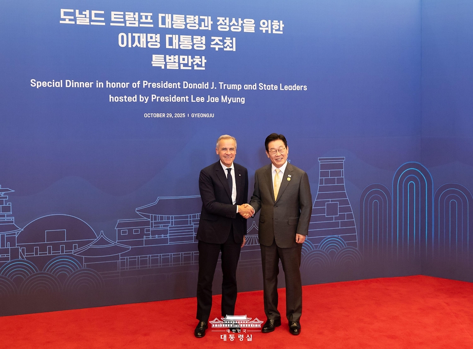 이재명 대통령이 29일 경북 경주 힐튼호텔 그랜드볼룸에서 열린 대통령 주최 정상 특별만찬에서 마크 카니 캐나다 총리를 영접하고 있다.