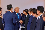 도널드 트럼프 미국 대통령이 29일 경북 경주박물관에서 열린 한미 정상회담에 앞서 참석자들과 인사하고 있다. 