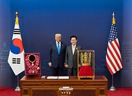 이재명 대통령이 29일 경북 경주박물관에서 열린 한미 공식 환영식에서 도널드 트럼프 미국 대통령에게 무궁화 대훈장 수여와 천마총 금관 모형을 선물하고 있다.