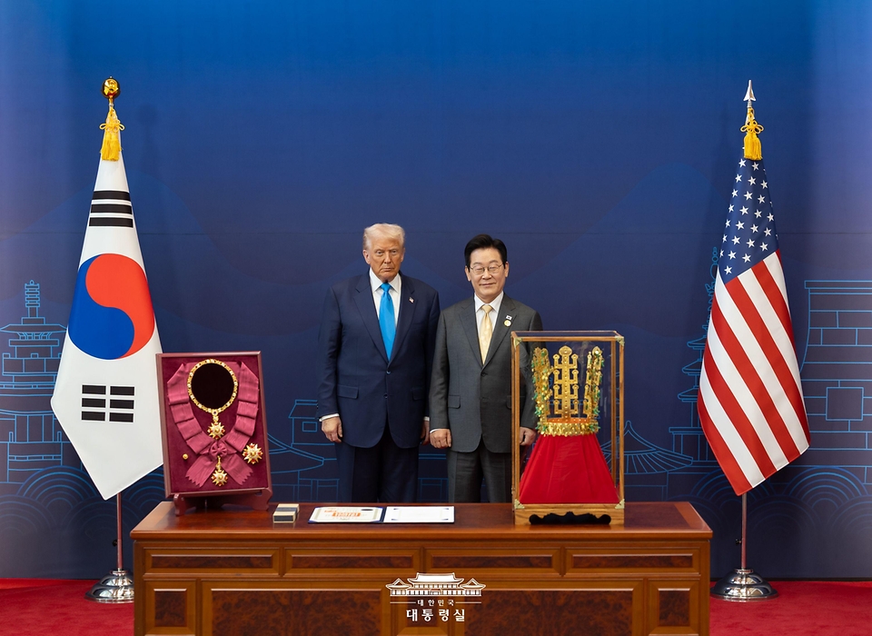 이재명 대통령이 29일 경북 경주박물관에서 열린 한미 공식 환영식에서 도널드 트럼프 미국 대통령에게 무궁화 대훈장 수여와 천마총 금관 모형을 선물하고 있다.