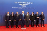 이재명 대통령이 29일 경북 경주 힐튼호텔 그랜드볼룸에서 열린 대통령 주최 정상 특별만찬에 앞서 각국 정상들과 기념촬영을 하고 있다.