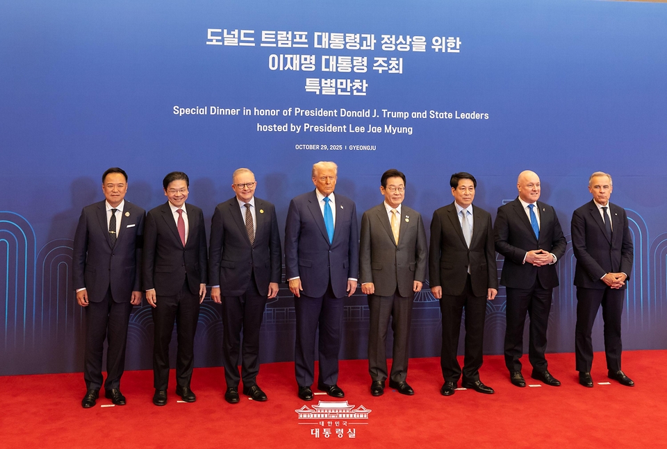 이재명 대통령이 29일 경북 경주 힐튼호텔 그랜드볼룸에서 열린 대통령 주최 정상 특별만찬에 앞서 각국 정상들과 기념촬영을 하고 있다.