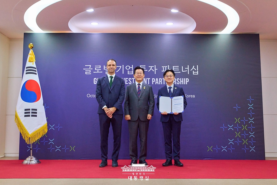 이재명 대통령이 29일 경북 경주예술의전당에서 열린 글로벌 기업 투자 파트너십 투자협약식에서 니콜라 파리 르노 한국 CEO와 김정관 산업통상부 장관과 함께 기념촬영을 하고 있다. 