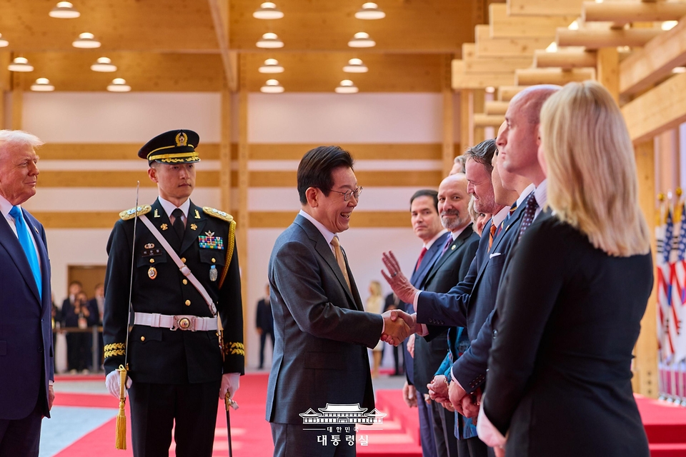 이재명 대통령이 29일 경북 경주박물관에서 열린 한미 정상회담에 앞서 참석자들과 인사하고 있다. 