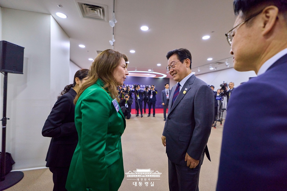 이재명 대통령이 29일 경북 경주 예술의전당에서 열린 글로벌 기업 투자 파트너십 투자협약식에서 카레나 칸실레리 유미코아 배터리사업부 대표와 대화하고 있다. 