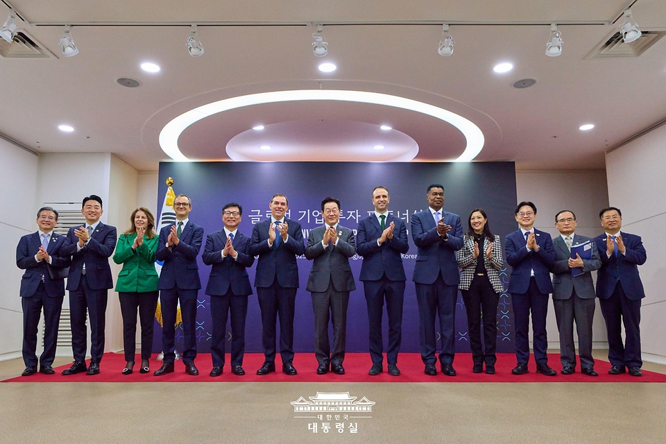 이재명 대통령이 29일 경북 경주 예술의전당에서 열린 글로벌 기업 투자 파트너십에서 참석자들과 함께 기념촬영을 하고 있다.