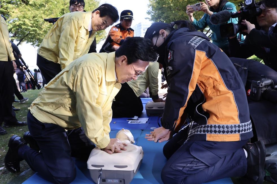 김민석 국무총리가 29일 세종대로 정부서울청사에서 열린 화재 대피 민방위 훈련에서 화재 진압, 심폐소생술 등 훈련을 체험하고 있다.