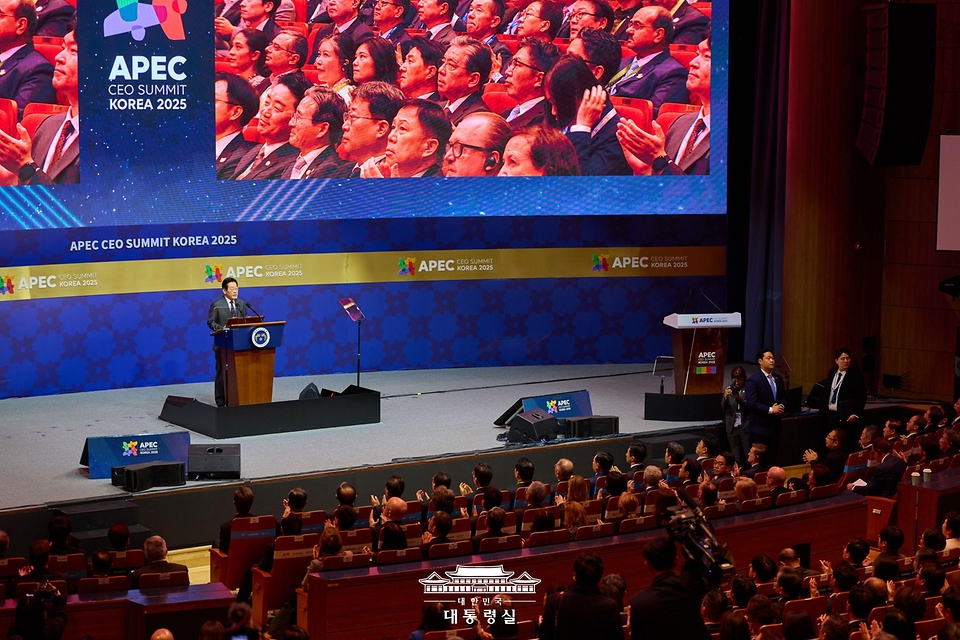 이재명 대통령이 29일 경북 경주 예술의전당에서 열린 아시아태평양경제협력체(APEC) 정상회의 최고경영자(CEO) 서밋 개회식에서 특별연설을 하고 있다.