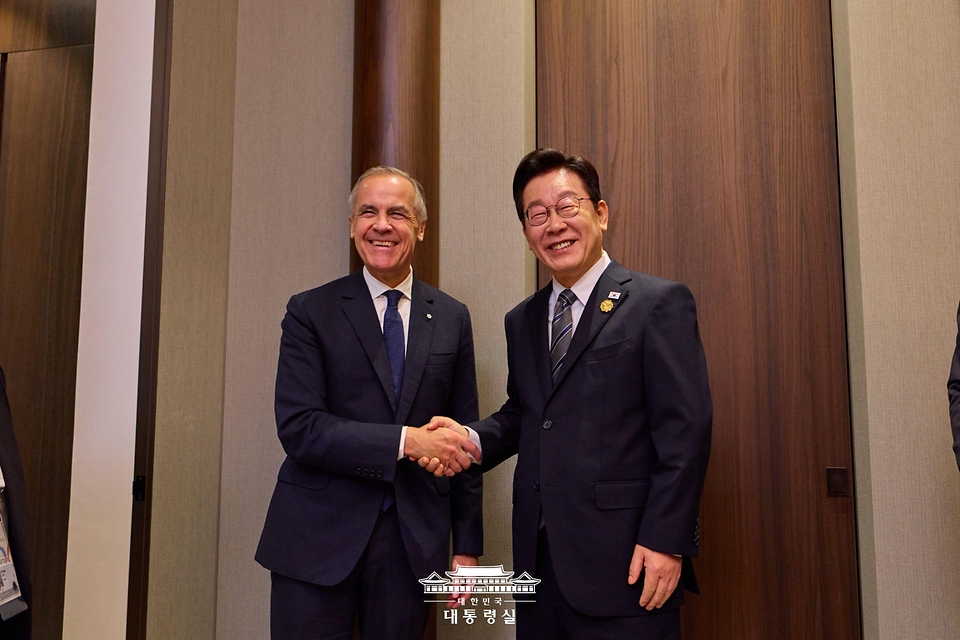 이재명 대통령과 마크 카니 캐나다 총리가 30일 경북 경주의 한 호텔에서 열린 한-캐나다 정상회담에서 악수하고 있다.