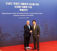 이재명 대통령이 29일 경북 경주 힐튼호텔 그랜드볼룸에서 열린 대통령 주최 정상 특별만찬에서 크리스토퍼 럭슨 뉴질랜드 총리를 영접하고 있다.