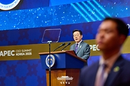 이재명 대통령이 29일 경북 경주 예술의전당에서 열린 아시아태평양경제협력체(APEC) 정상회의 최고경영자(CEO) 서밋 개회식에서 특별연설을 하고 있다.