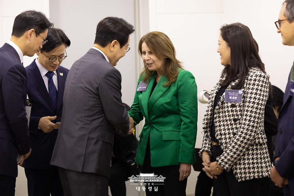 이재명 대통령이 29일 경북 경주 예술의전당에서 열린 글로벌 기업 투자 파트너십 투자협약식에서 카레나 칸실레리 유미코아 배터리사업부 대표와 인사하고 있다. 