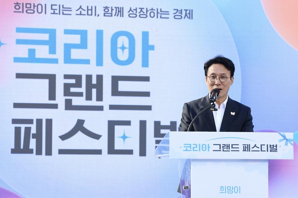 김민석 국무총리가 28일 부산 광복로 분수광장에서 열린 코리아 그랜드 페스티벌 개막식에 참석, 축사 및 개막 퍼포먼스를 하고 있다.